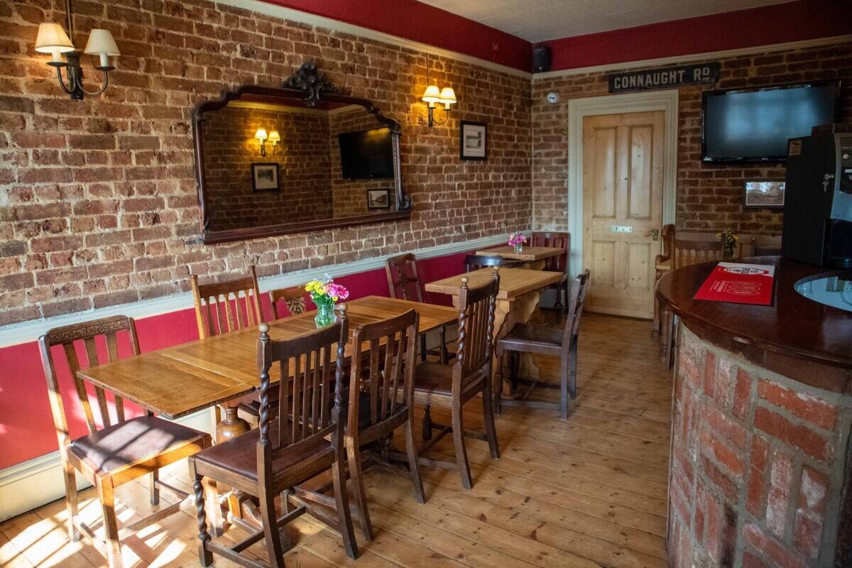 SURREY - PROFITABLE PUB WITH LETTING ROOMS