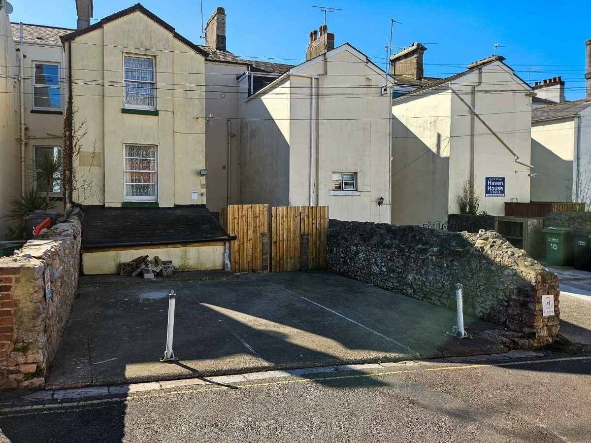 A wonderfully located 6 en-suite bedroom Guest House Photo 11