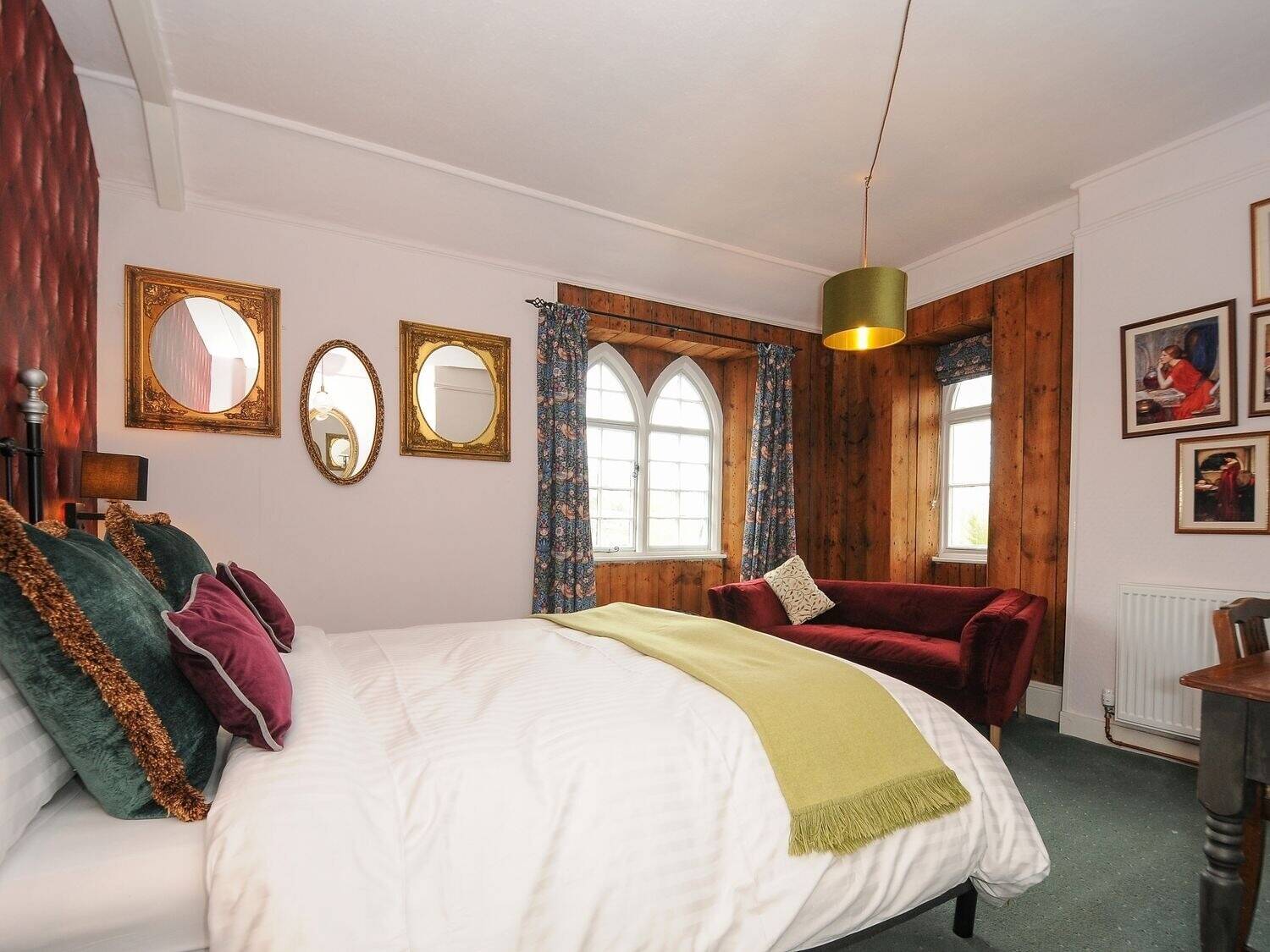 DEVON – ESTABLISHED HOTEL CLOSE TO THE CORNISH BORDER AND MAJOR TRUNK ROAD