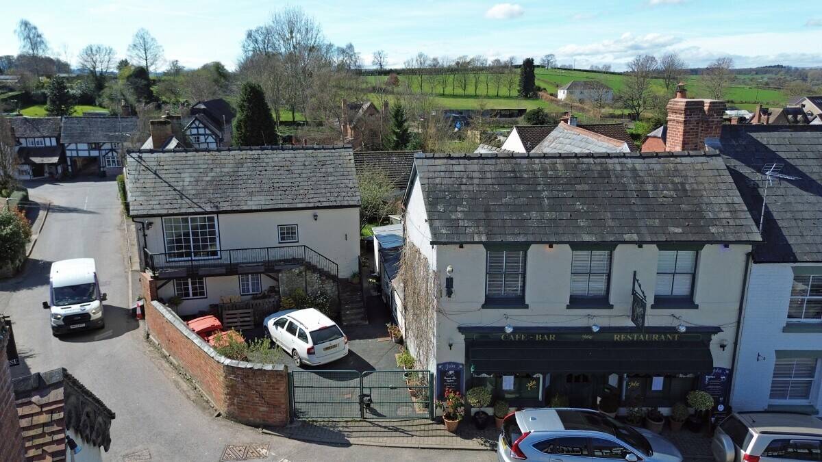 HEREFORDSHIRE - RENOWNED ‘BLACK & WHITE’ VILLAGE CENTRE RESTAURANT WITH SEPARATE OWNERS' HOME Photo 11