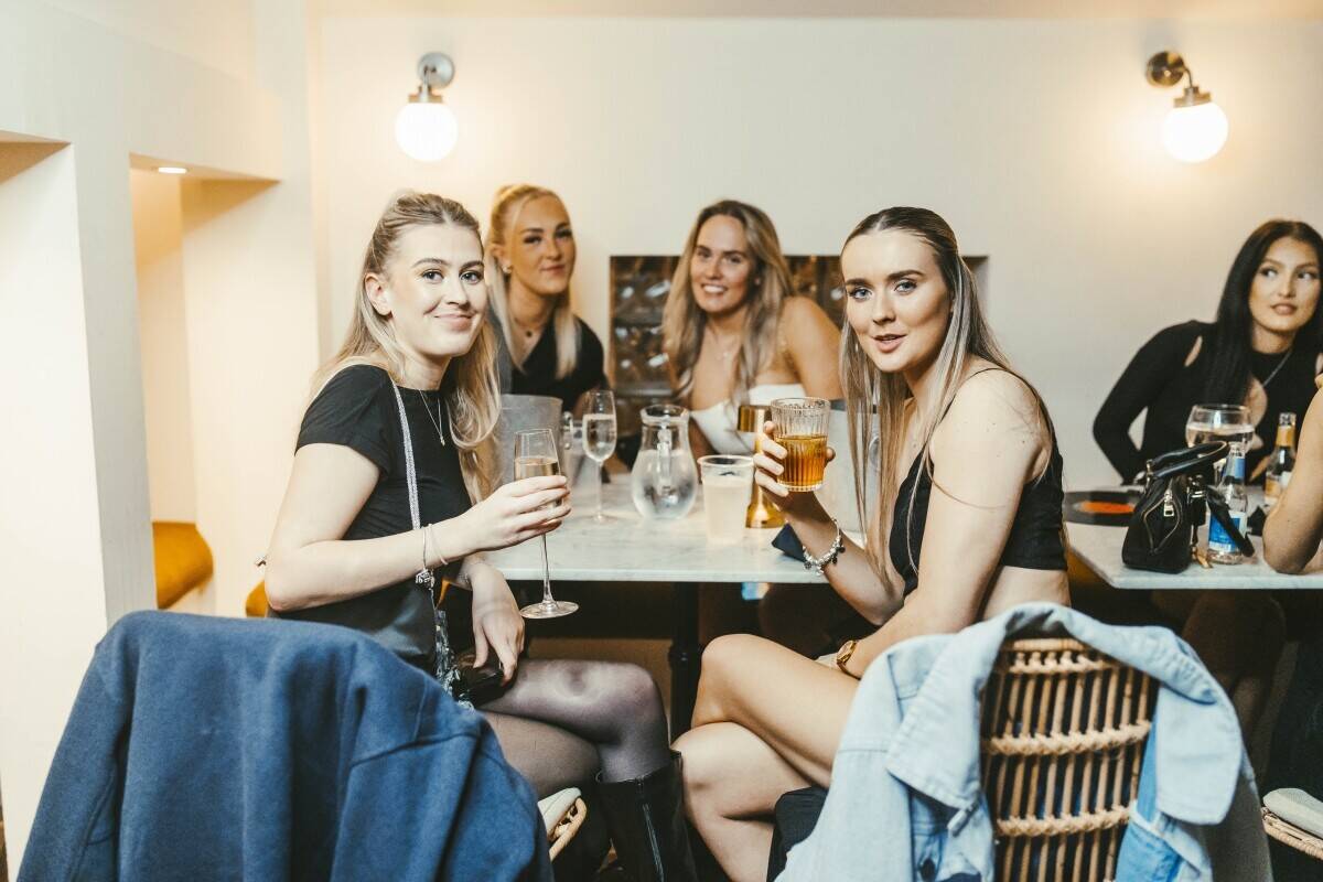 Fully Licensed Bar & Events Venue with Late Licence – Large Bar, Kitchen & Outdoor Seating