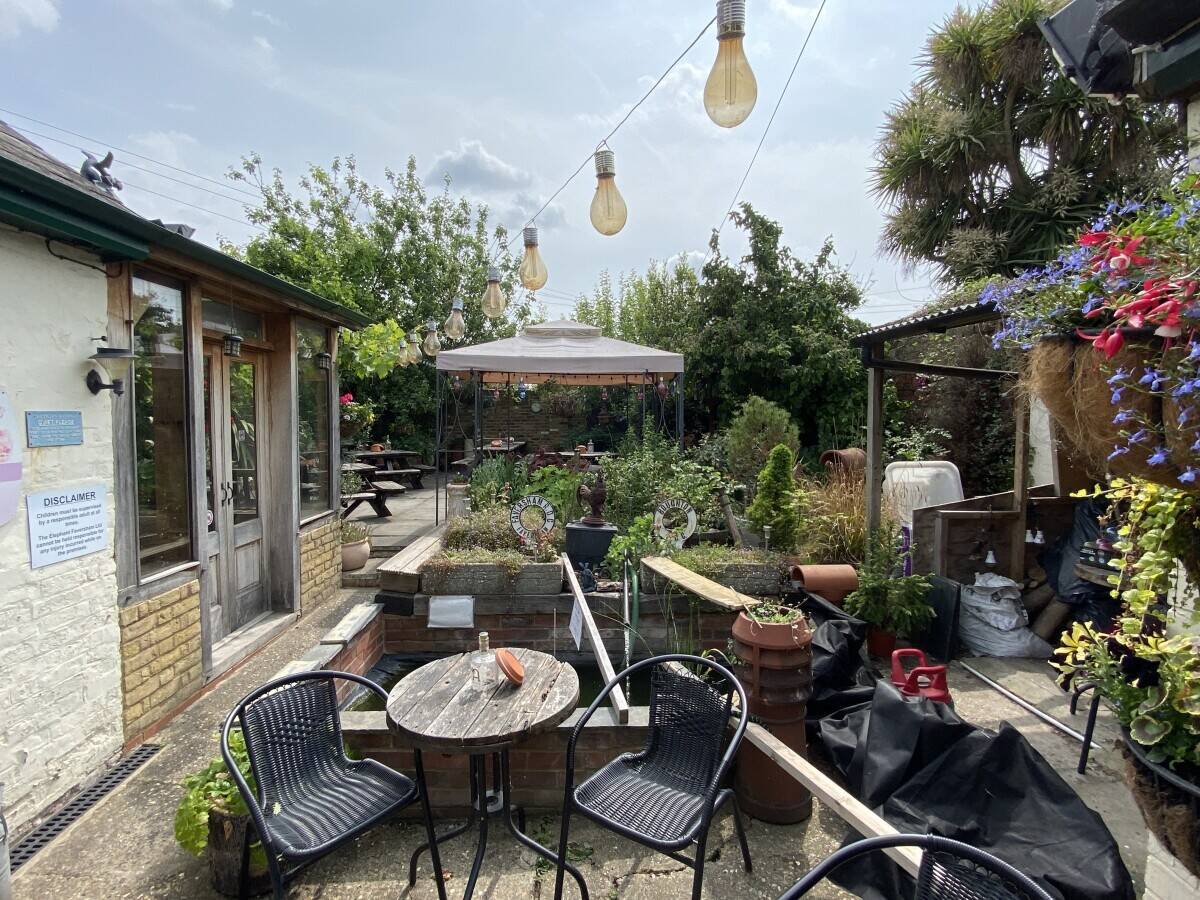 Wet led Freehouse pub for sale in Faversham Kent Photo 11