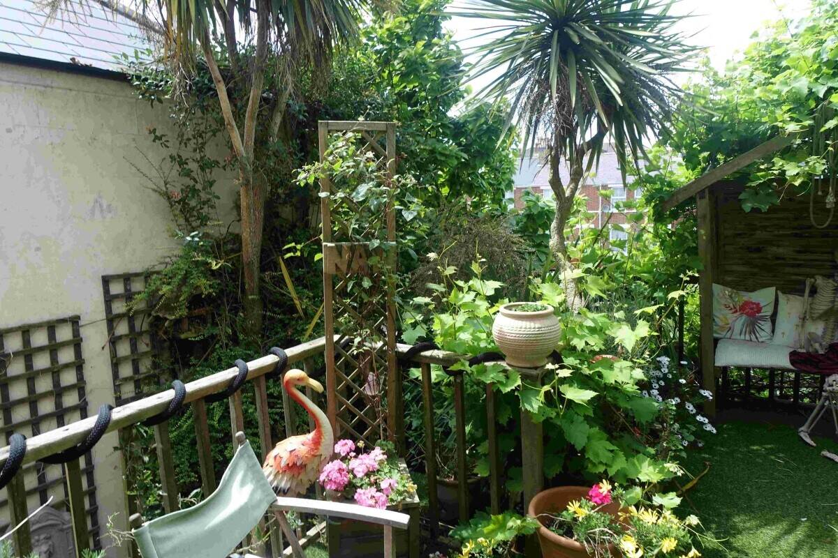 Stylish Seaside Guest House with Sub-Tropical Private Garden For Sale in Weymouth Photo 11