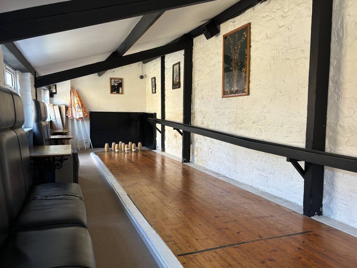 DEVON - TOWN CENTRE FREEHOUSE WITH LETTING ROOMS & DEVELOPMENT POTENTIAL