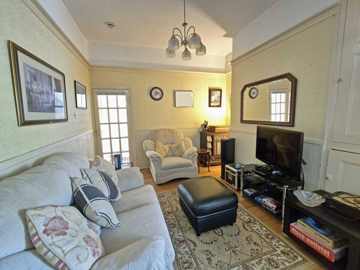 CONWY - DETACHED SIX BEDROOM GUEST HOUSE IN THE SEASIDE TOWN OF LLANDUDNO