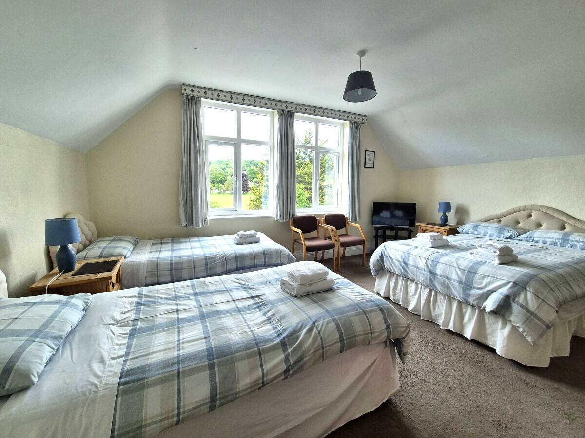 CONWY - 14 BEDROOM HOTEL IN THE SEASIDE RESORT OF COLWYN BAY Photo 11