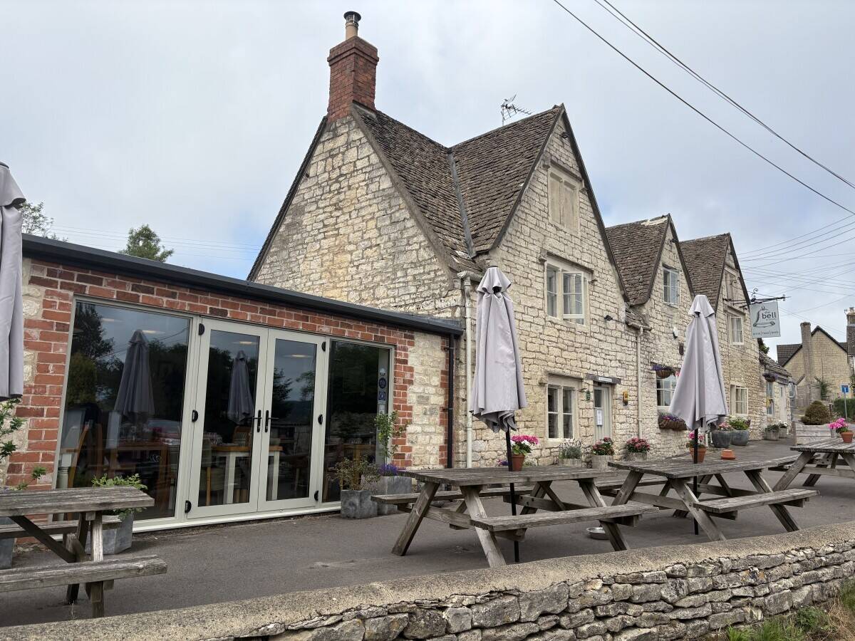 GLOUCESTERSHIRE -AWARD WINNING PUB IN EDGE OF COTSWOLD TOWN