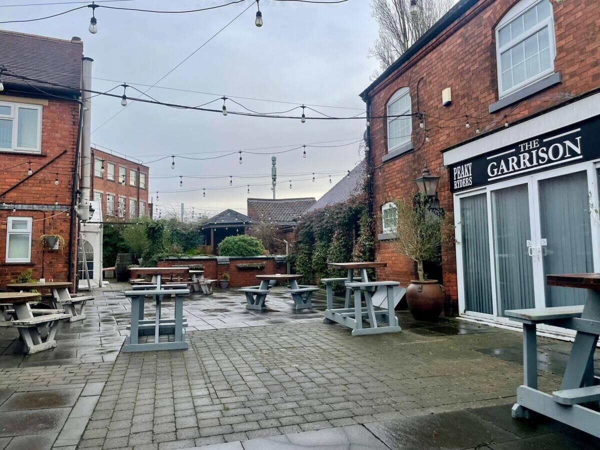 DERBYSHIRE - DETACHED PUB WITH CAR PARK AND SIZEABALE COURTYARD BAR/OUTBUILDING