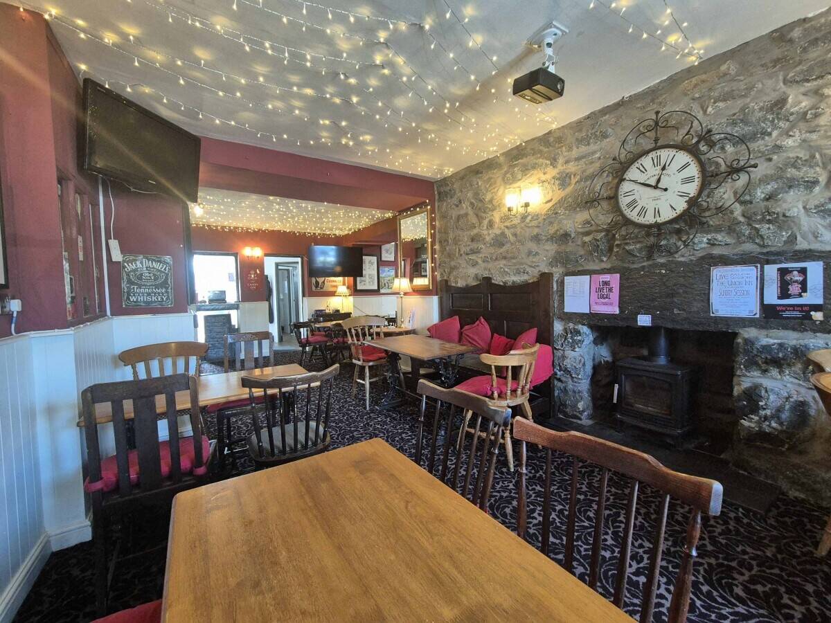GWYNEDD - ESTABLISHED & CHARMING PUB/RESTAURANT LOCATED IN HISTORIC TOWN SQUARE
