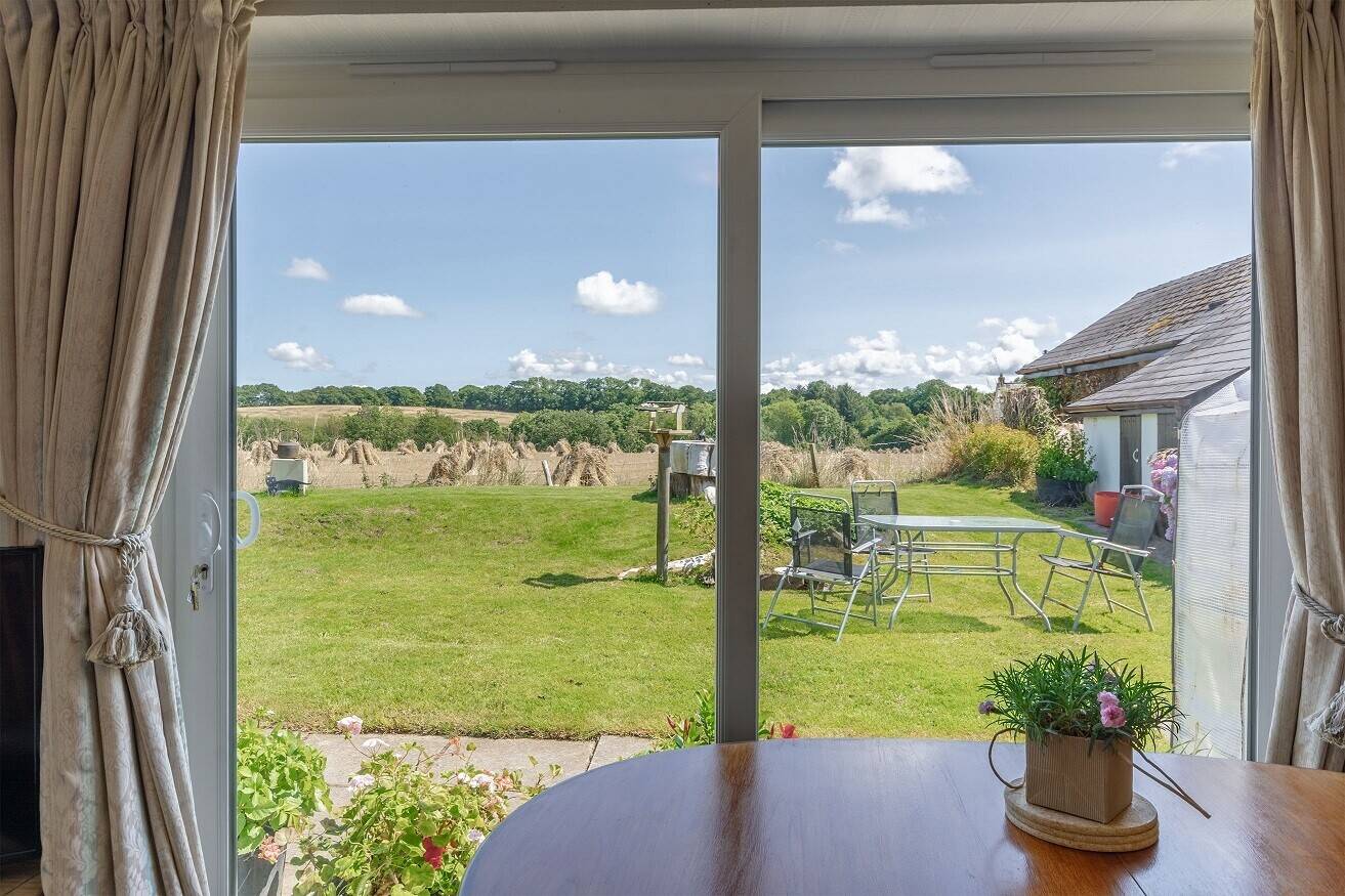 Detached Character Devon Country Pub Set In 0.5 Of An Acre With 4 Bedroom Accommodation
