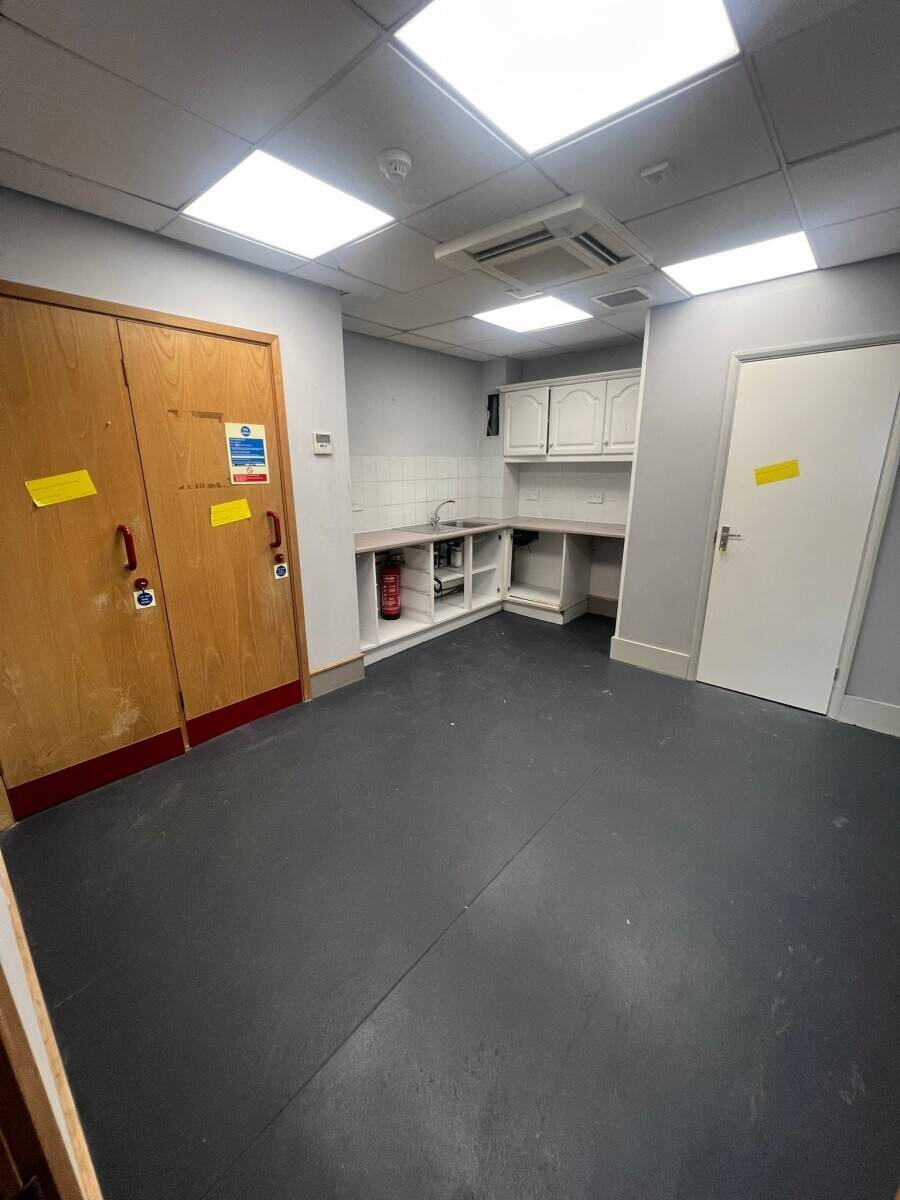 Fully Equipped Greek Restaurant Takeaway - Prime Croydon Location Photo 11