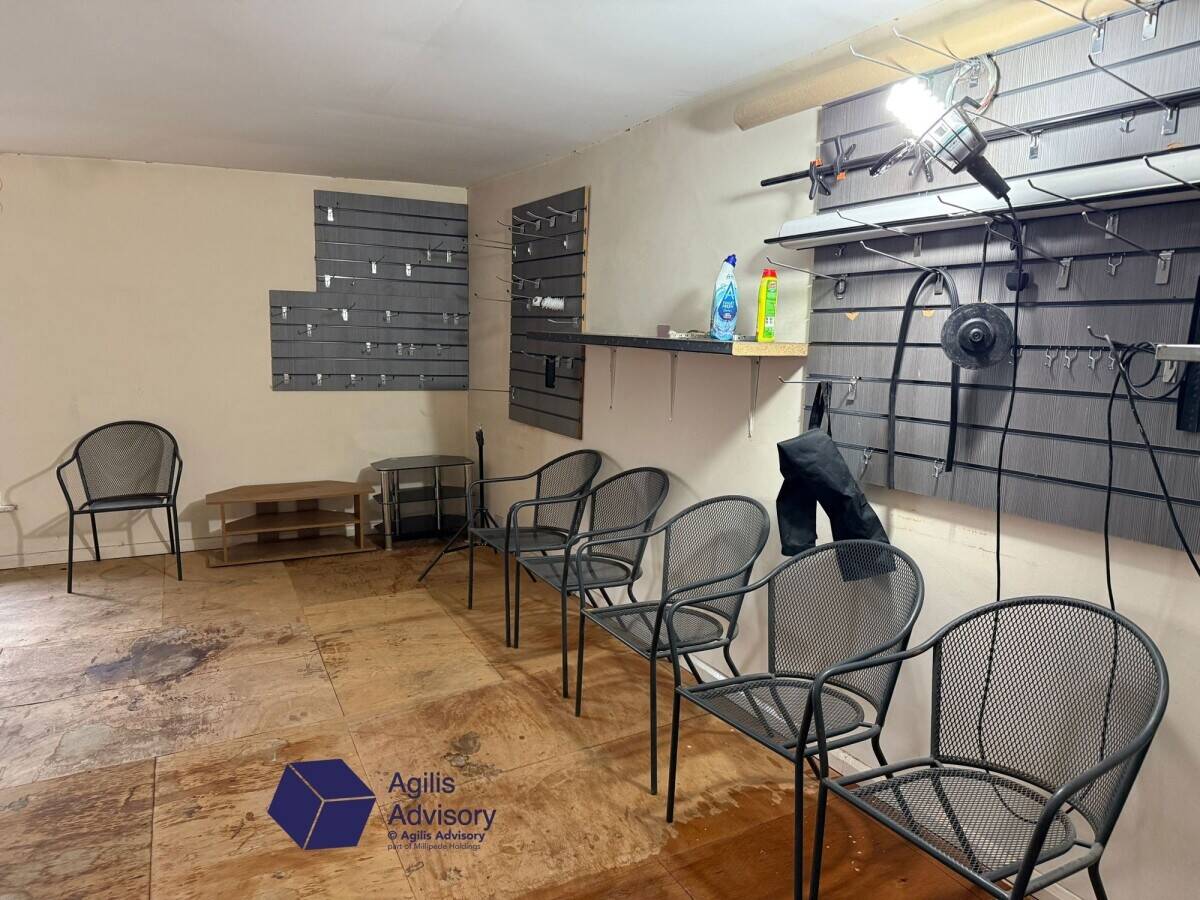 PRICE REDUCED! Prime Barber Shop Opportunity in the Heart of Banbury Photo 11
