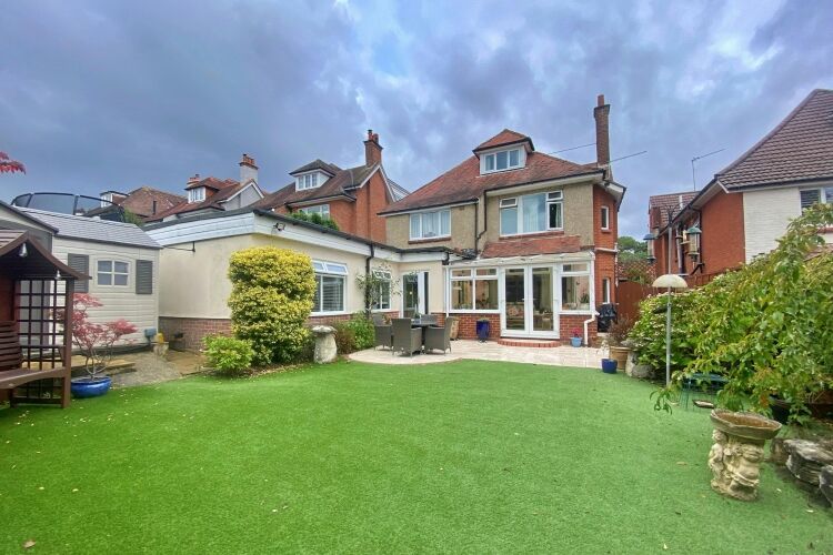 Home & Income B&B with South Facing Garden in the Very Sought-After Alum Chine Photo 11