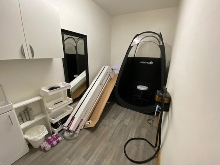 Leasehold Tanning Salon & Beauty Rooms Located In Northfield