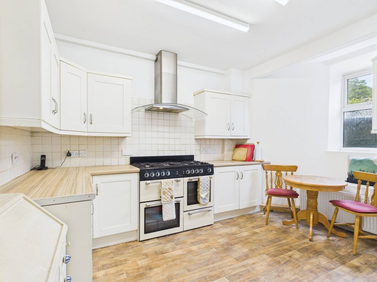 Superb  opportunity to acquire a 6 bed/6 bath & 1 bed annex guest house in Windermere Photo 11