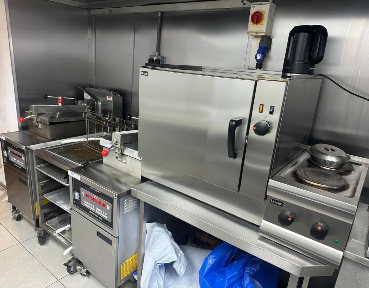 Chiken and Ribs Takeaway for Sale Prime Town Centre Location (South Wales) Photo 11