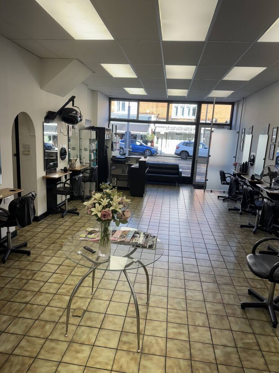 Hairdressing salon in Winchmore Hill w Potential for Alternative Use