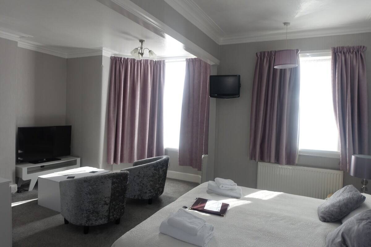 Immaculate Freehold Guest House Convenient Beach in Weymouth Photo 11