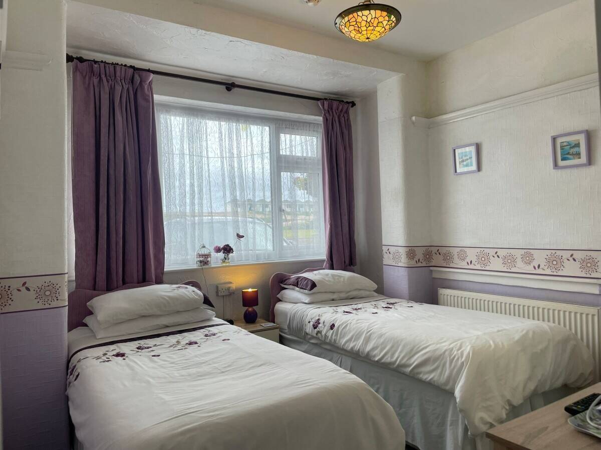 LINCOLNSHIRE COAST - 7 BEDROOM GUEST HOUSE CLOSE TO THE SEAFRONT