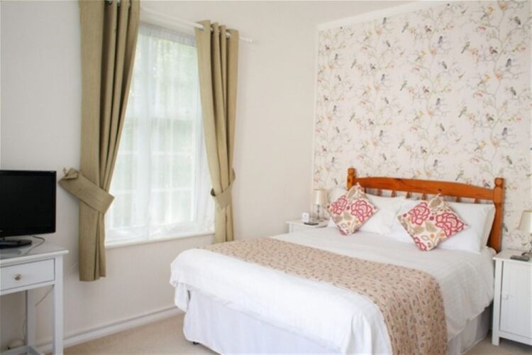 Captivating 7-Bedroom Georgian Guest House with En Suites for Sale For Sale in Minehead Photo 11