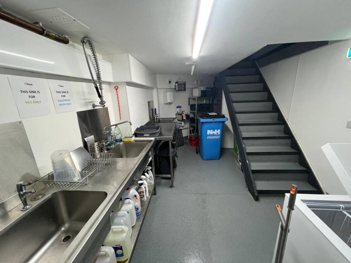 Quality Neapolitan Pizza Takeaway with some seating located in Edinburgh (ref 1781)