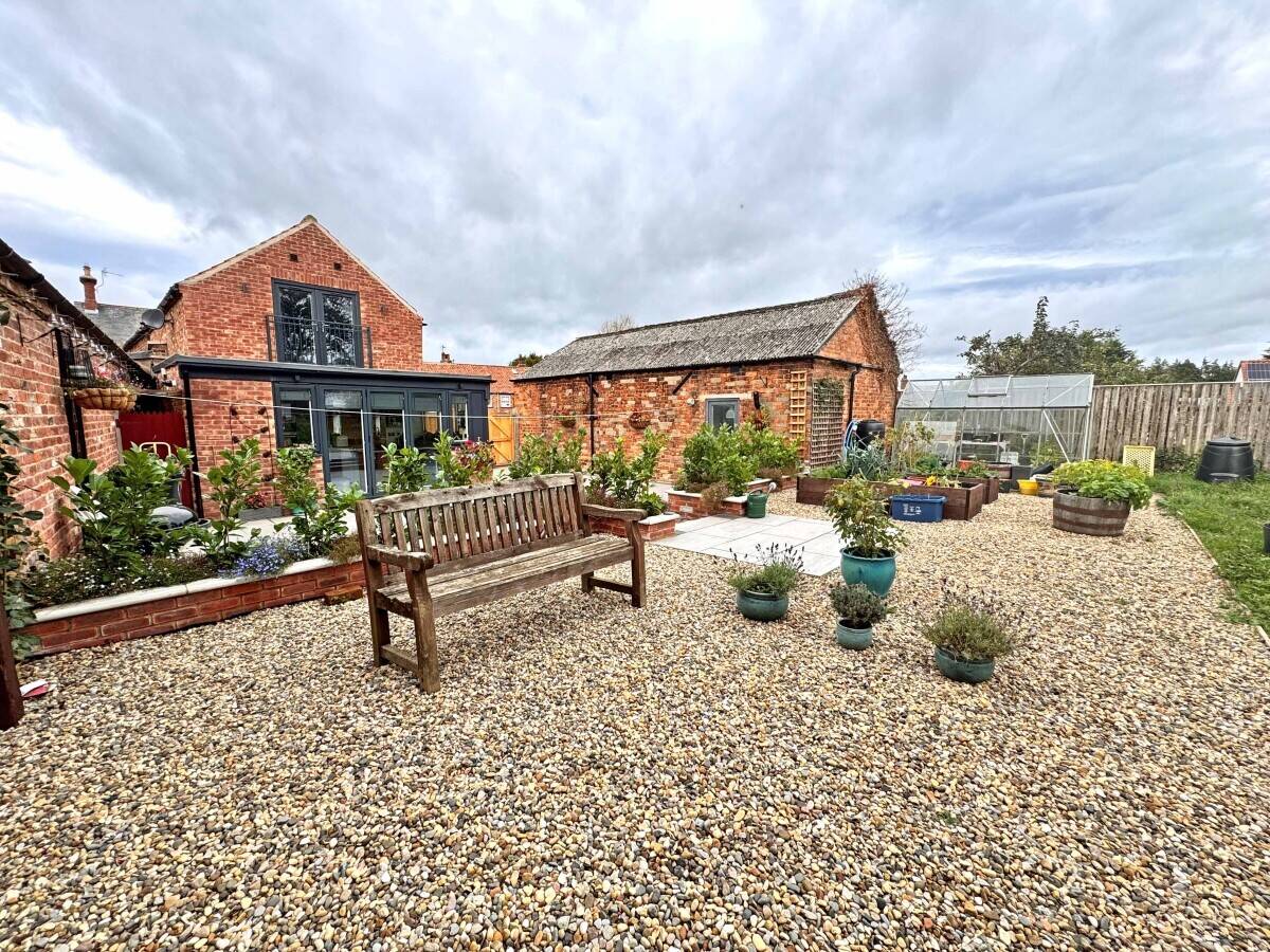 NORTH YORKSHIRE - VILLAGE PUB AND NEWLY BUILT 2 BEDROOM COTTAGE Photo 11
