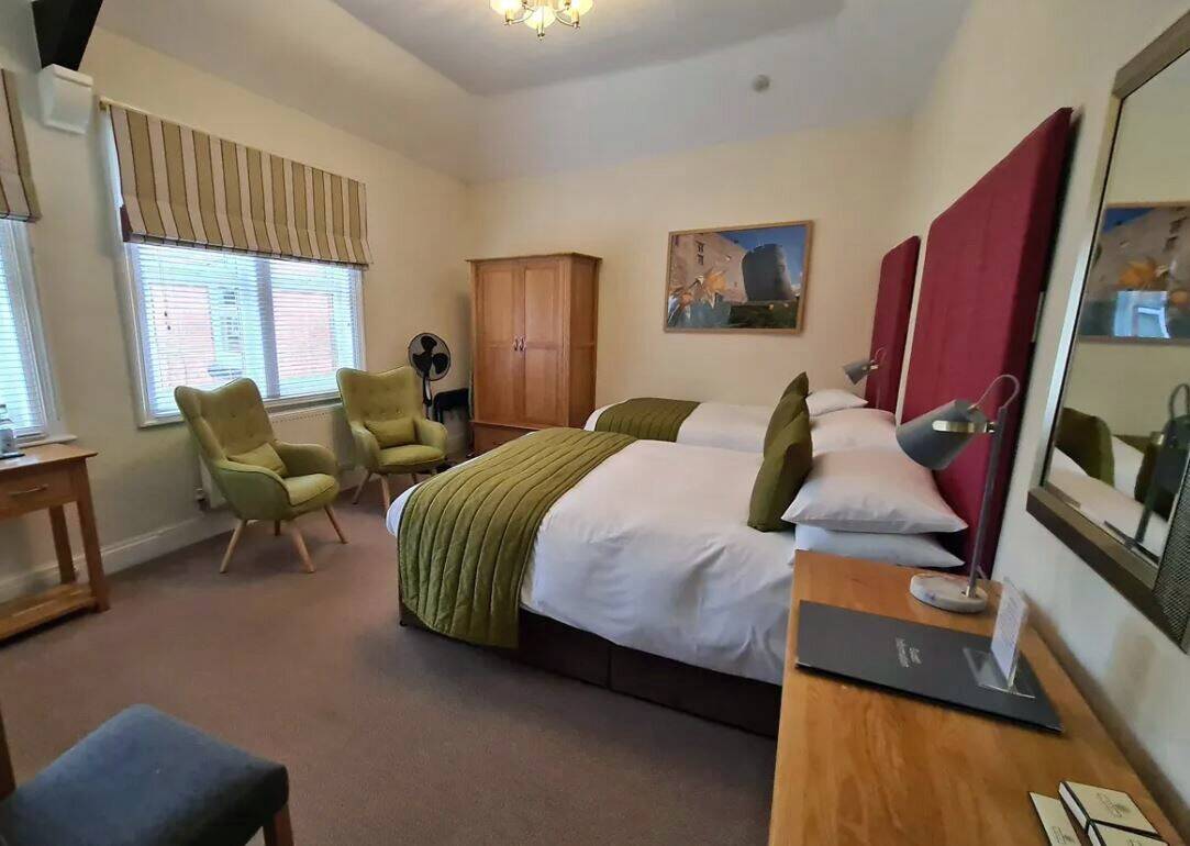 CEIRIOG VALLEY - STUNNING 18 BEDROOM COUNTRY HOTEL IN AN AREA OF OUTSTANDING NATURAL BEAUTY