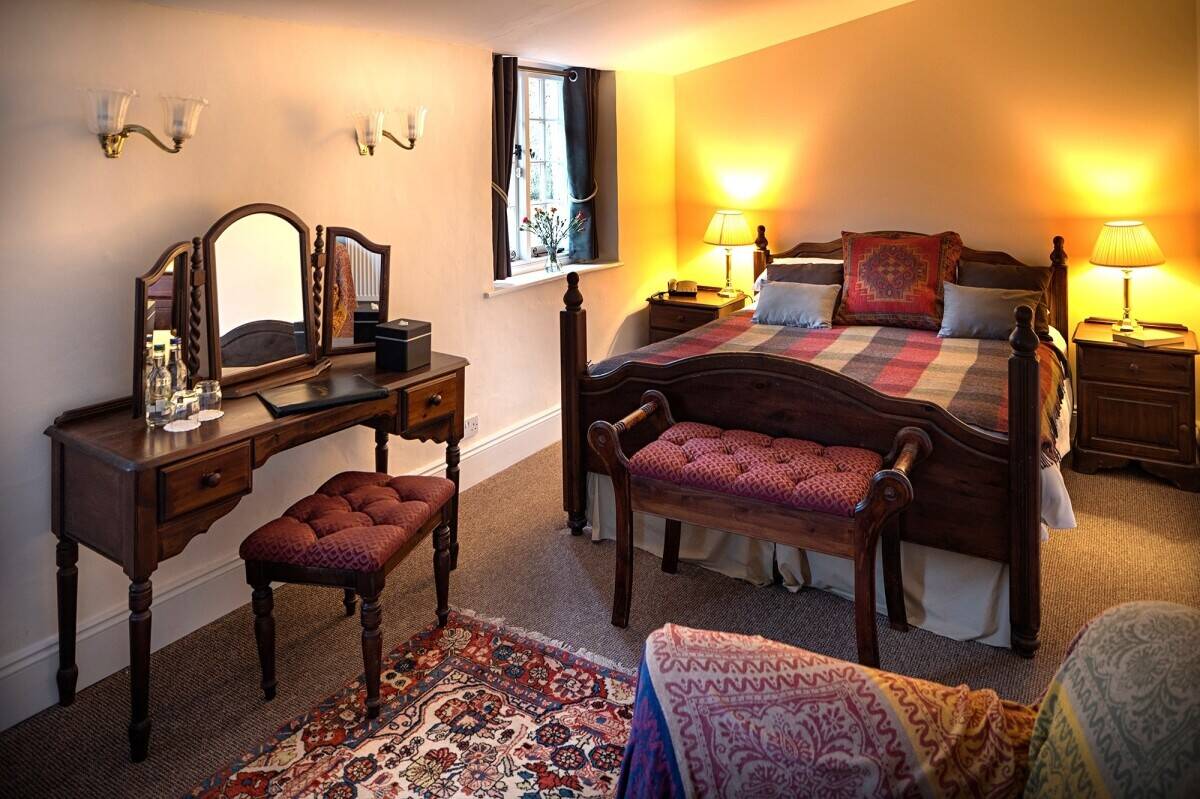 One Of The South West's Finest Country Inns With 10 Ensuite Letting Bedrooms & A Letting Apartment