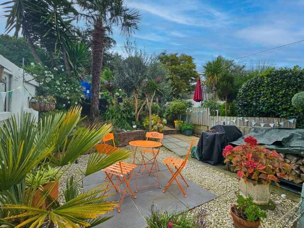 A Stunning Turn-Key Six-Bedroom Guest House Photo 11