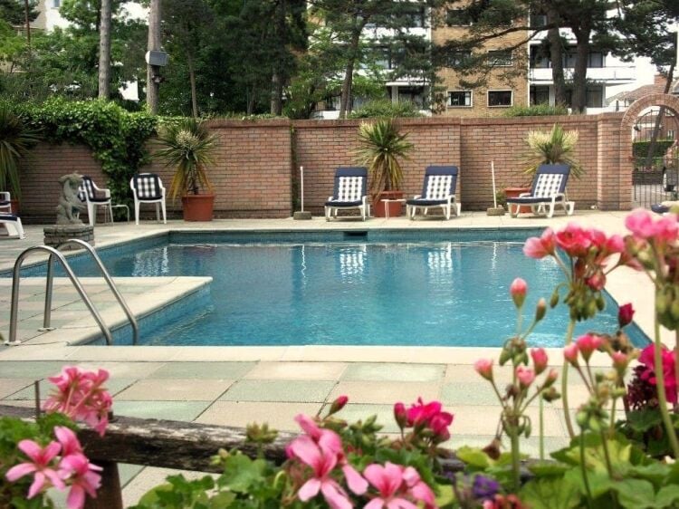 33 Bedroom Town Centre Hotel with Outside Swimming Pool Photo 11