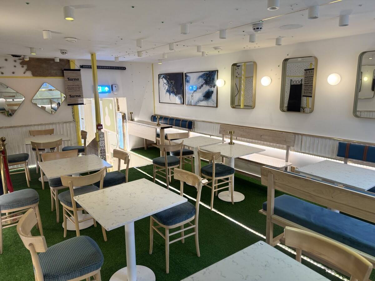 A3 cafe Pizzeria  2 bed ensuite extra room ensuite . Next to tube station