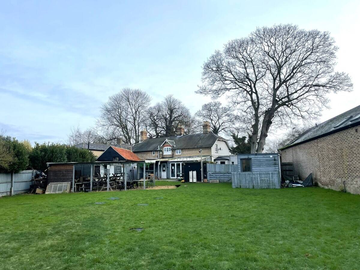 CAMBRIDGESHIRE - PUB & RESTAURANT WITH LARGE PLOT ADJACENT TO THE RIVER SNAIL