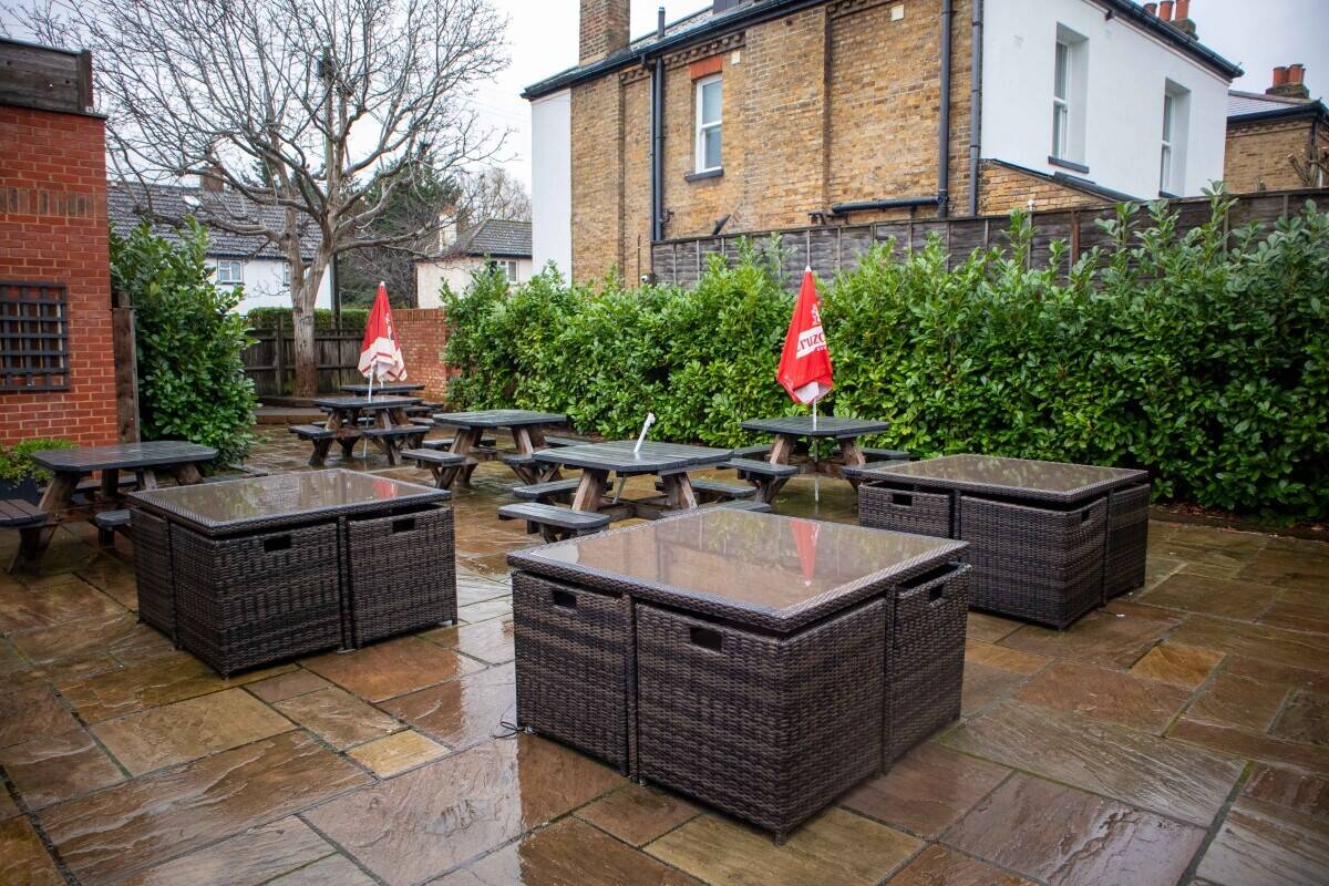 WEST WICKHAM, LONDON - SIZEABLE HIGH STREET PUB AND EATERY Photo 11