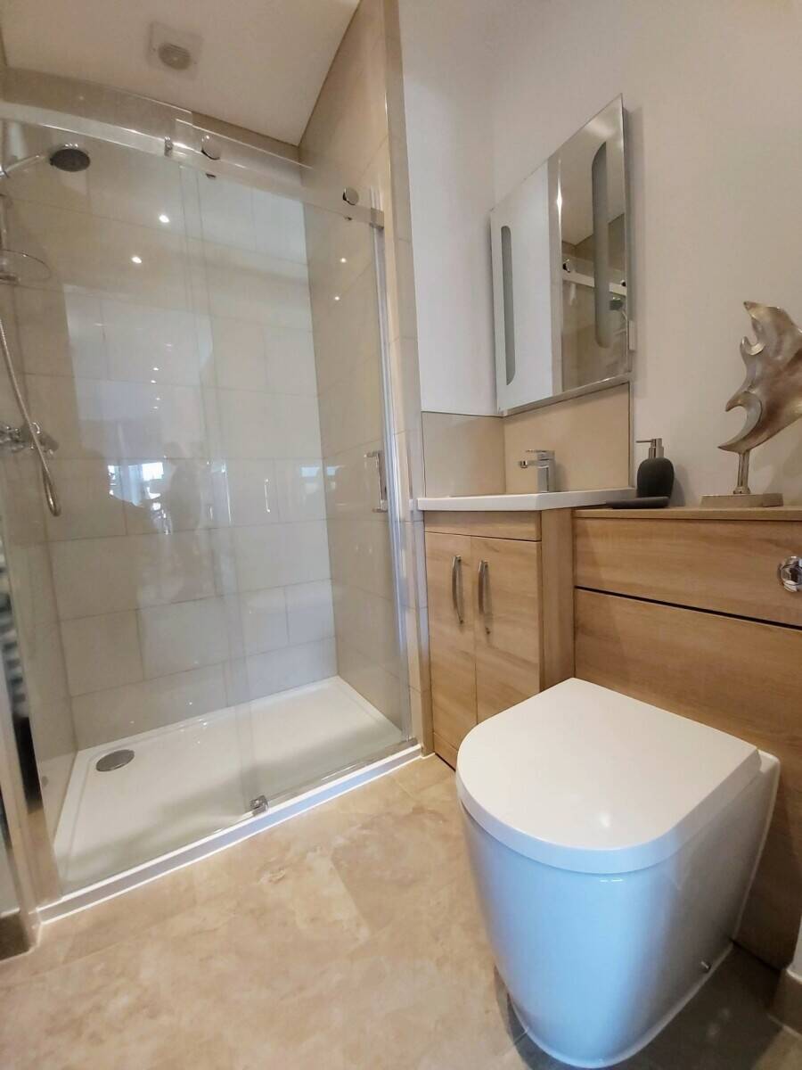 ESSEX - HIGH QUALITY FIVE BEDROOM GUEST HOUSE Photo 11