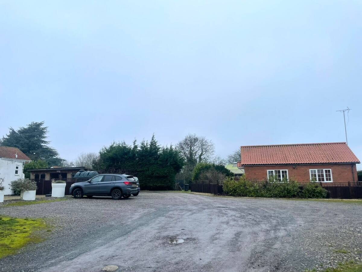 LINCOLNSHIRE - PUB AND RESTAURANT WITH SEPARATE DETACHED HOLIDAY LET