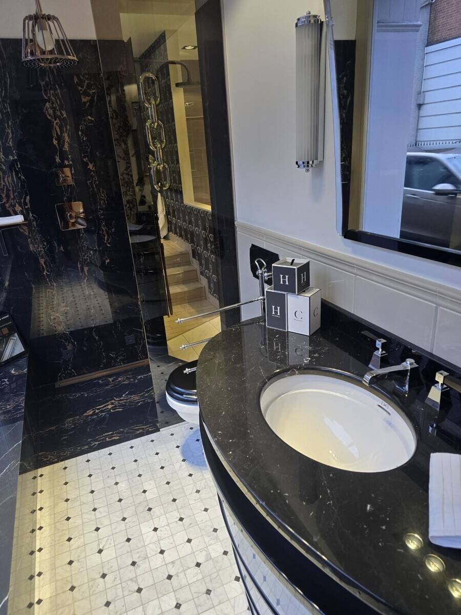 Premium Bathroom Showroom | Established 2017 | Prime Winchester Location | Turnkey Opportunity Photo 11