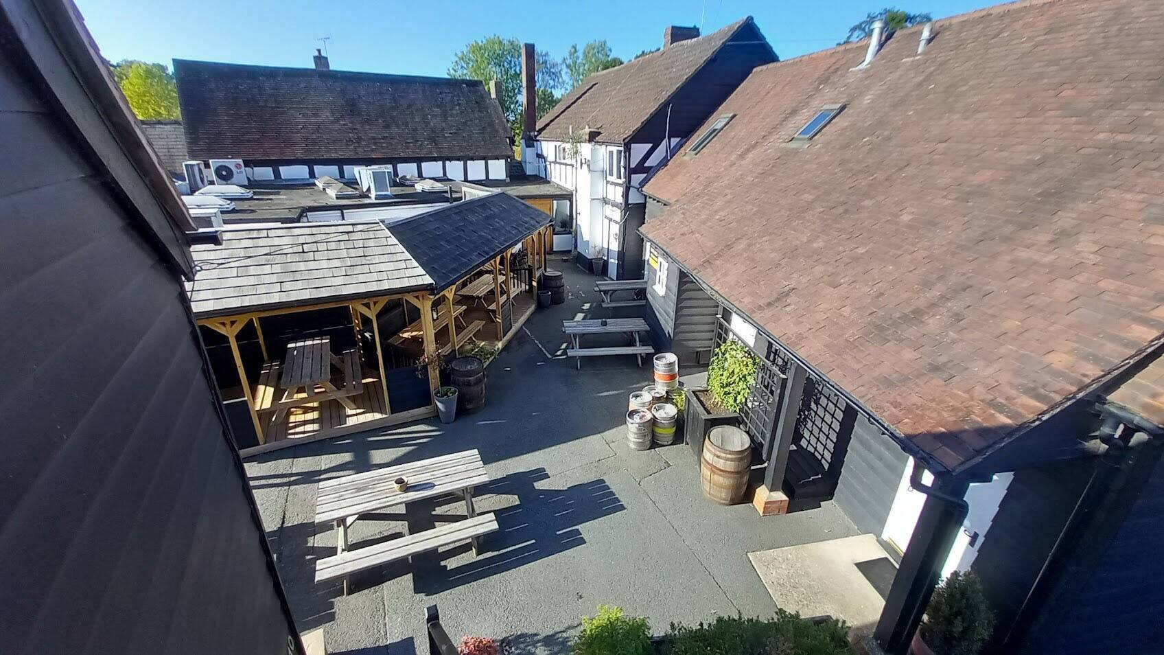 HEREFORDSHIRE – 17TH CENTURY BLACK AND WHITE VILLAGE INN Photo 11