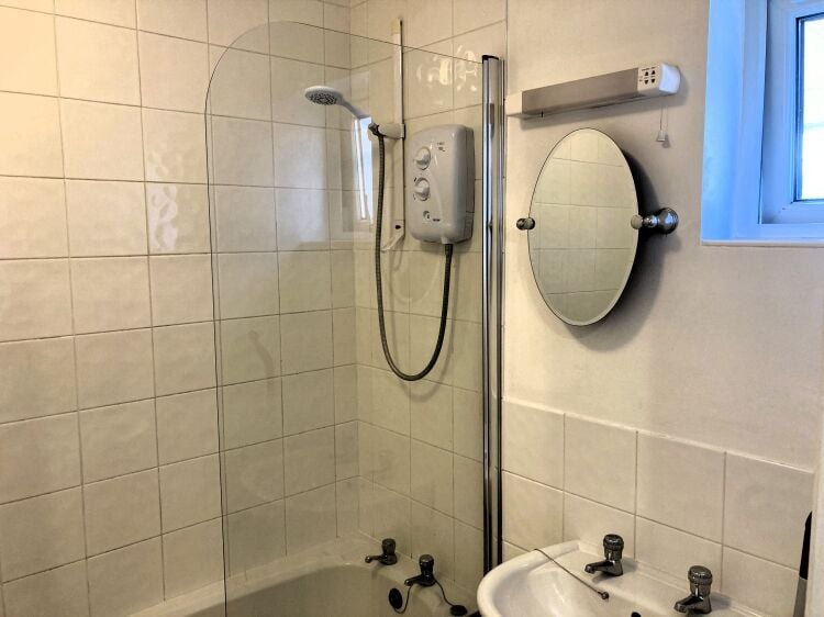 INVESTMENT PROPERTY OPPORTUNITY WITH ACCOMMODATION OR RETAIL PREMISES Photo 11