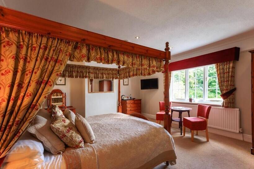 NORTH YORKSHIRE - PROFITABLE PUB & RESTAURANT WITH ELEVEN LETTING BEDROOMS