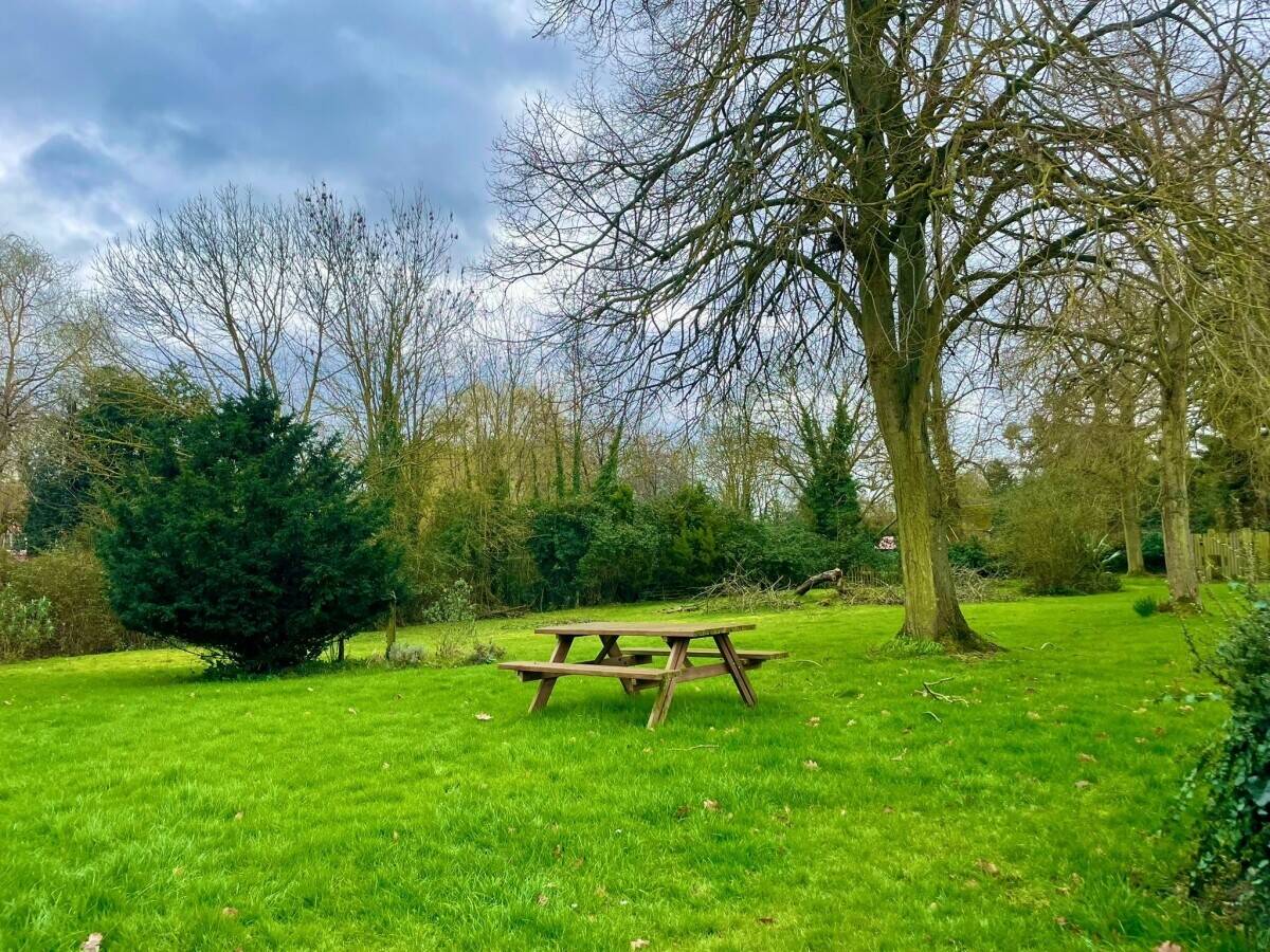 SUFFOLK - THREE BEDROOM PUBLIC HOUSE ON LARGE PLOT