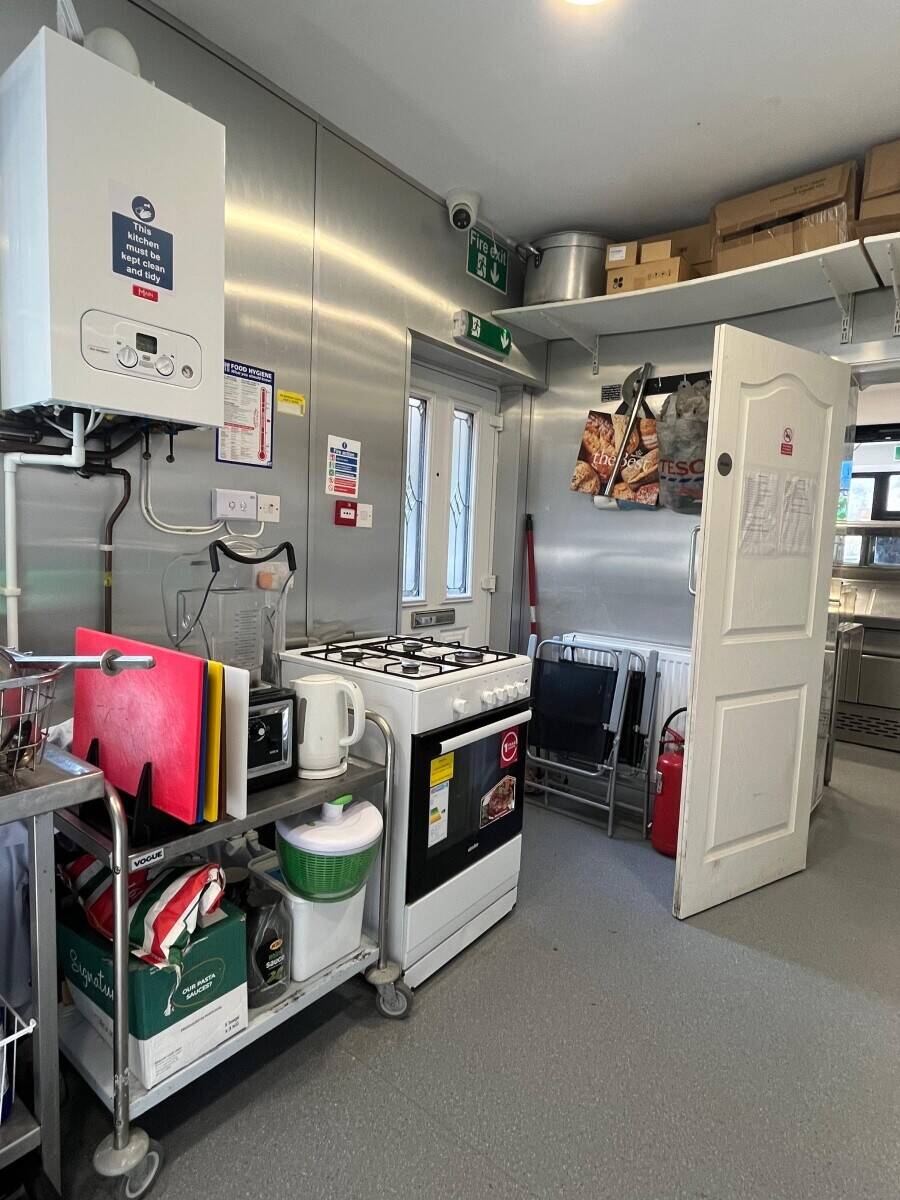 Fish and chips takeaway with 2 bed flat wales Newport Cardiff Photo 11