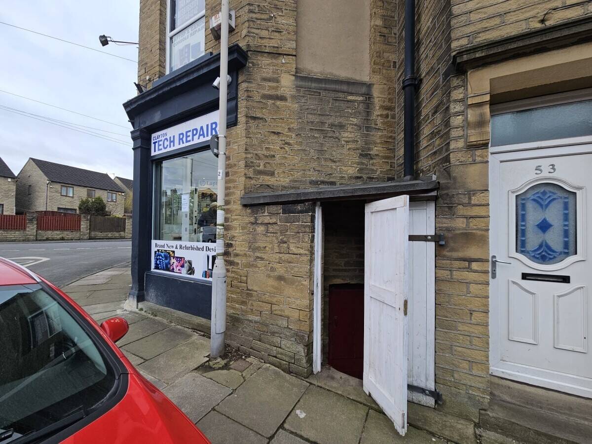 Established Mobile phone and computer shop in Clayton