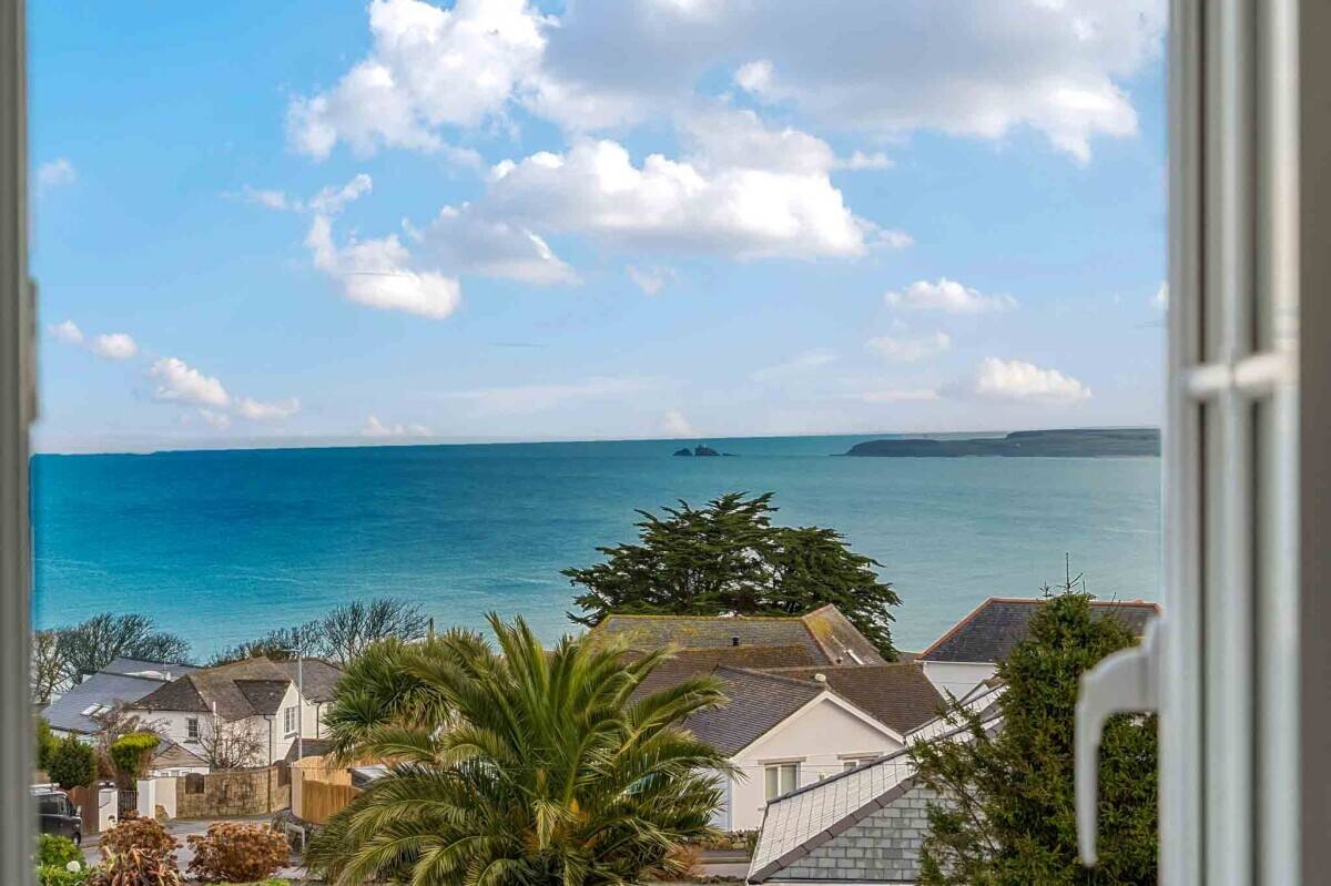 A beautifully presented detached 9-bedroom en-suite guest house Photo 11