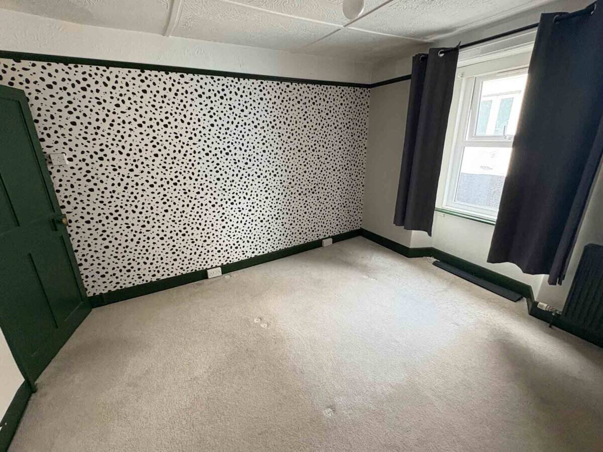 A successful Café with a 2 Bed Apartment Above in St Marychurch