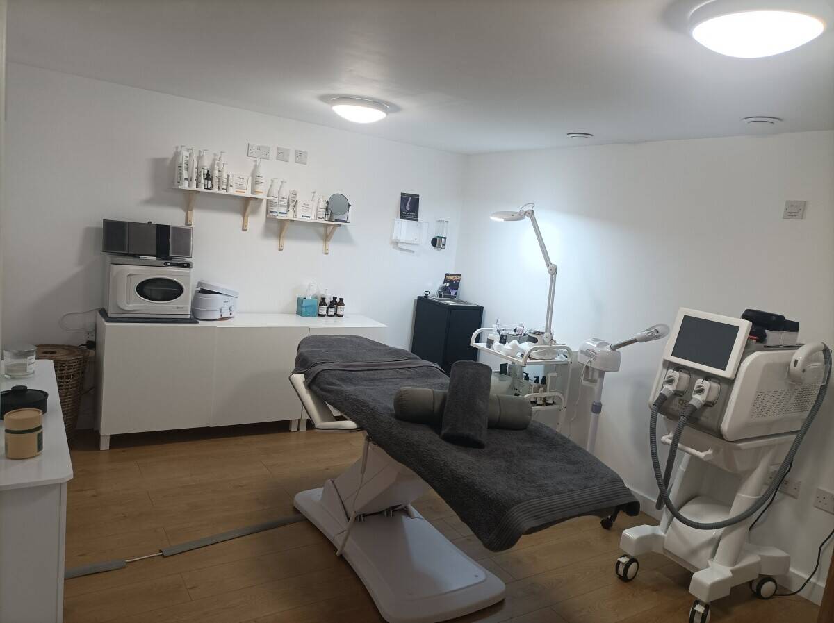 Beauty Salon for sale in Ealing London Photo 11