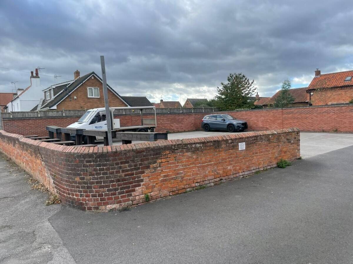 NOTTINGHAMSHIRE - FOUR BEDROOM, 100% WET-LED FREEHOUSE WITH CAR PARK