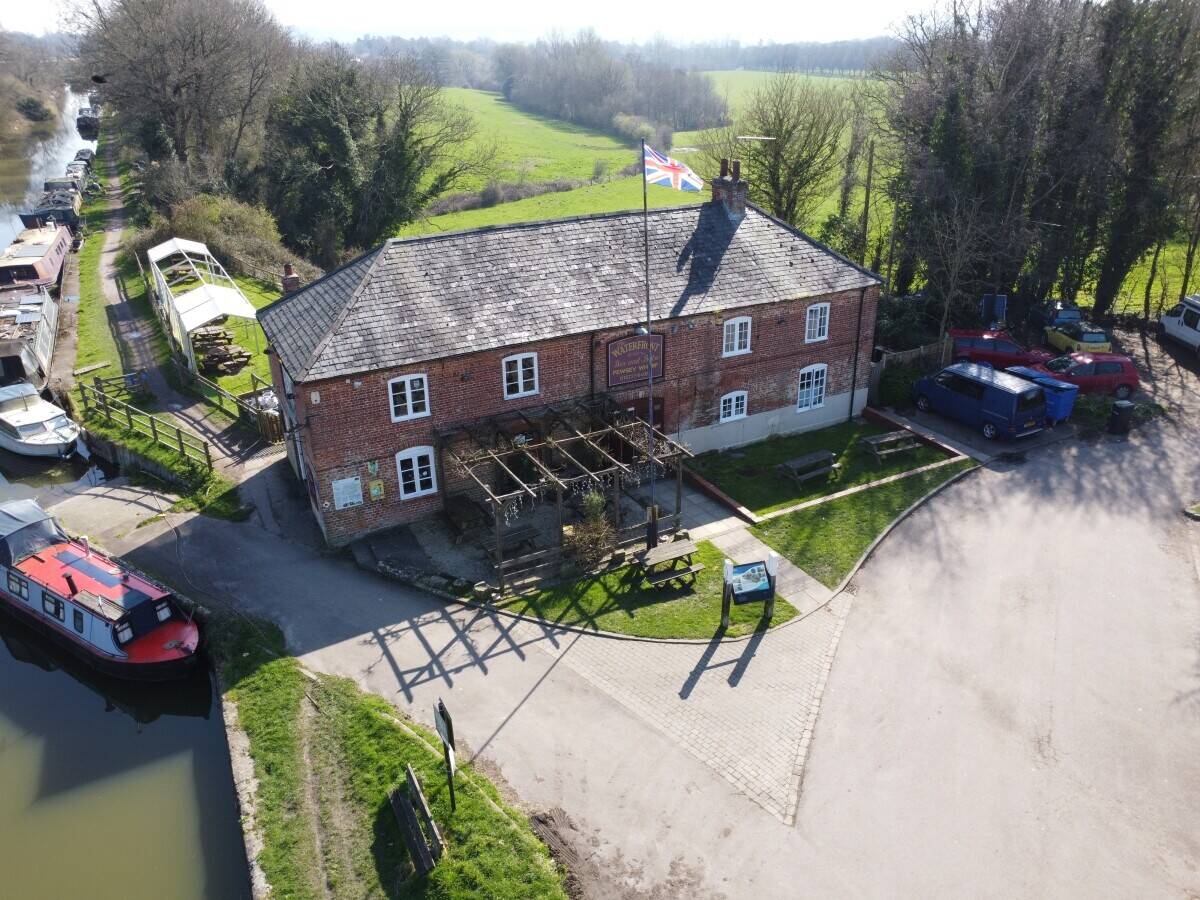 WILTSHIRE - PROMINENT CANALSIDE FREEHOUSE IN VALE OF PEWSEY Photo 11