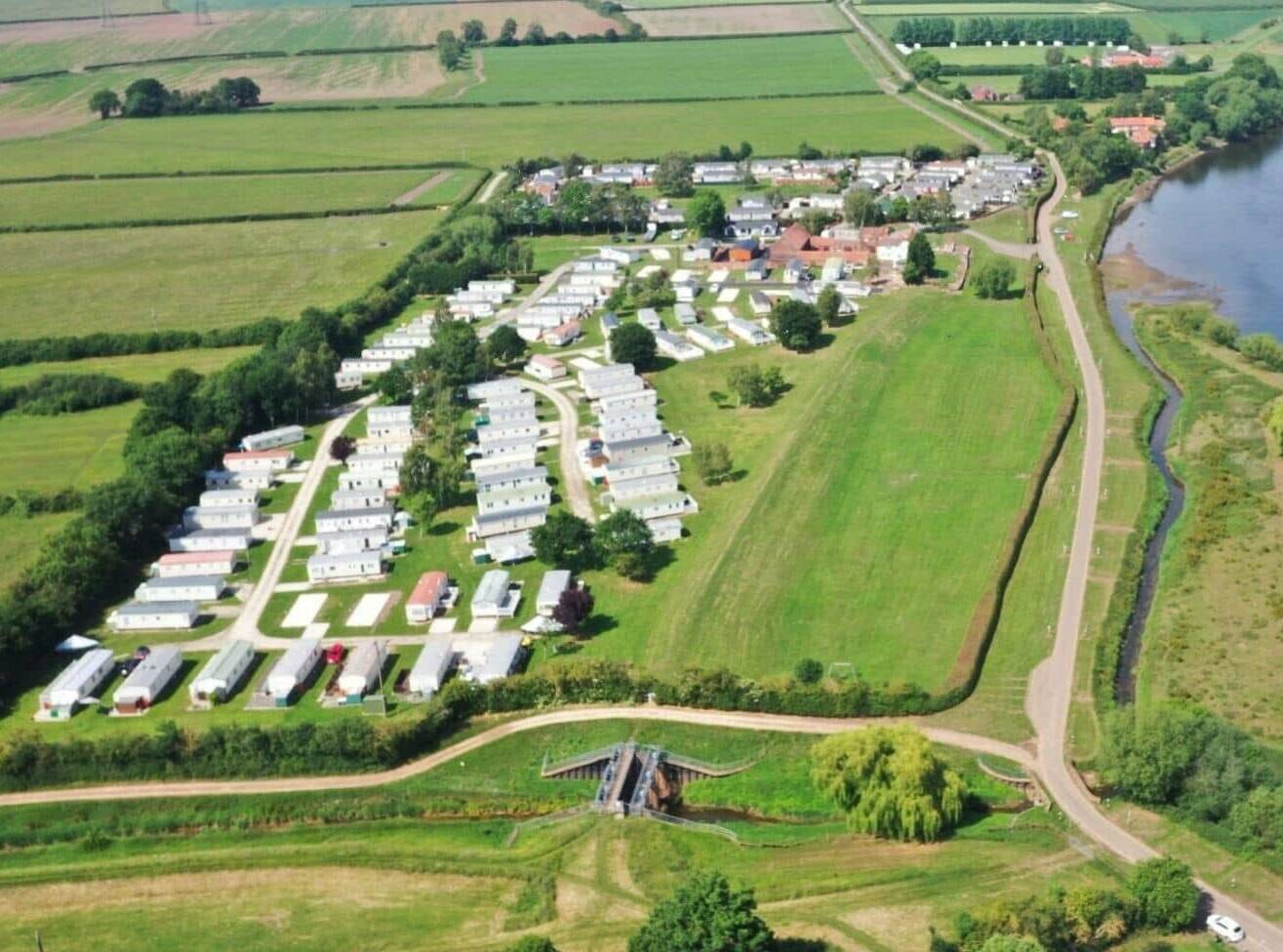 NOTTINGHAMSHIRE - TWO BEDROOM RESIDENTIAL LODGE WITH DEDICATED PARKING