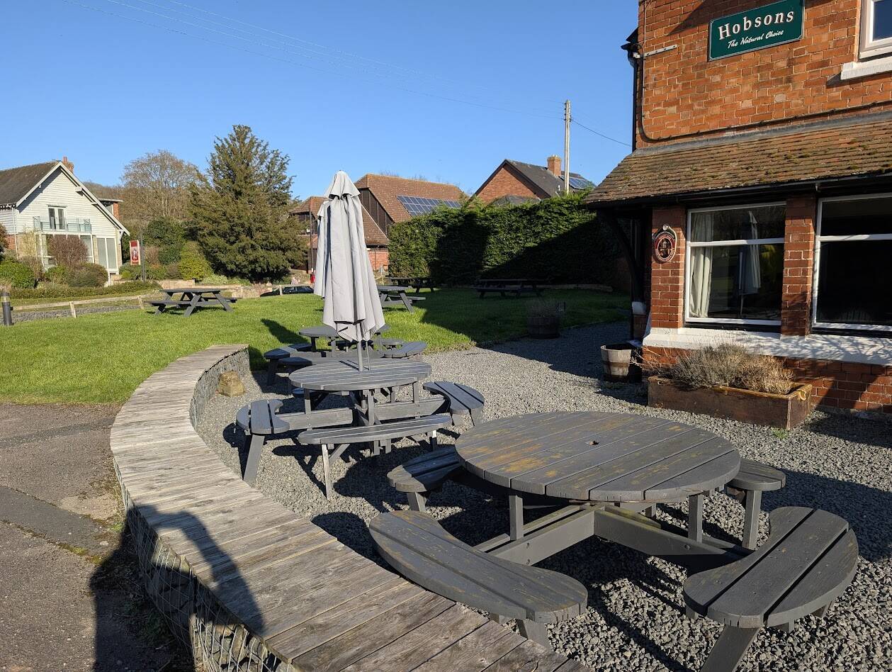 HEREFORDSHIRE - WELL-ESTABLISHED, CHARACTER, COTTAGE STYLE PUB IN PRIME VILLAGE LOCATION