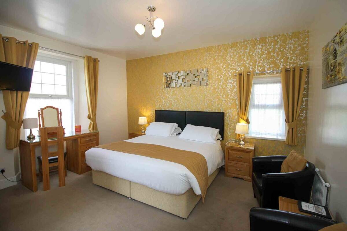 Profitable 15-Bedroom En-Suite Hotel Near Beach & Town Centre Photo 11